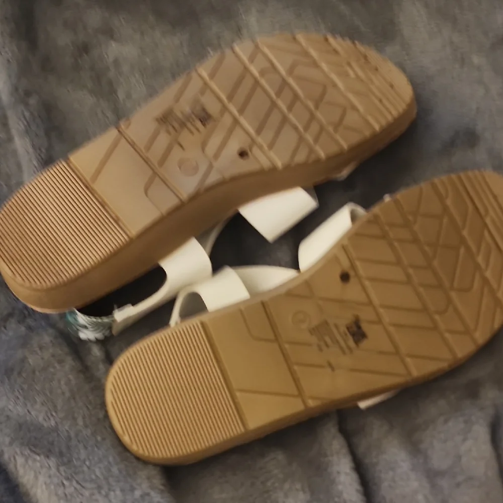MUK LUKS Cream Crisscross Strap Women's Sandals - Picture 5 of 5